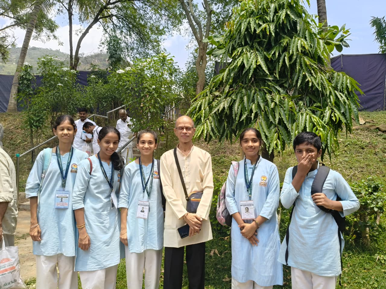 RSS Chief Mohan Bhagwat, Suttur Swamiji Witness Vande Mataram Performance by RVK – Vijayanagar & RVK - Srinagar Students (1)
