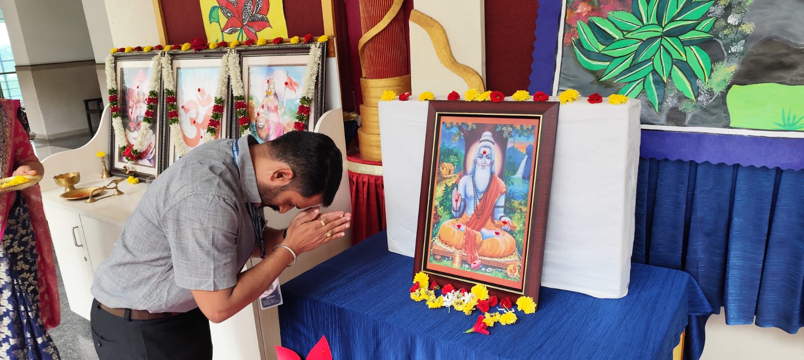 Students and Principal Honour Gurus on Guru Purnima at RVK Vijayanagar (4)